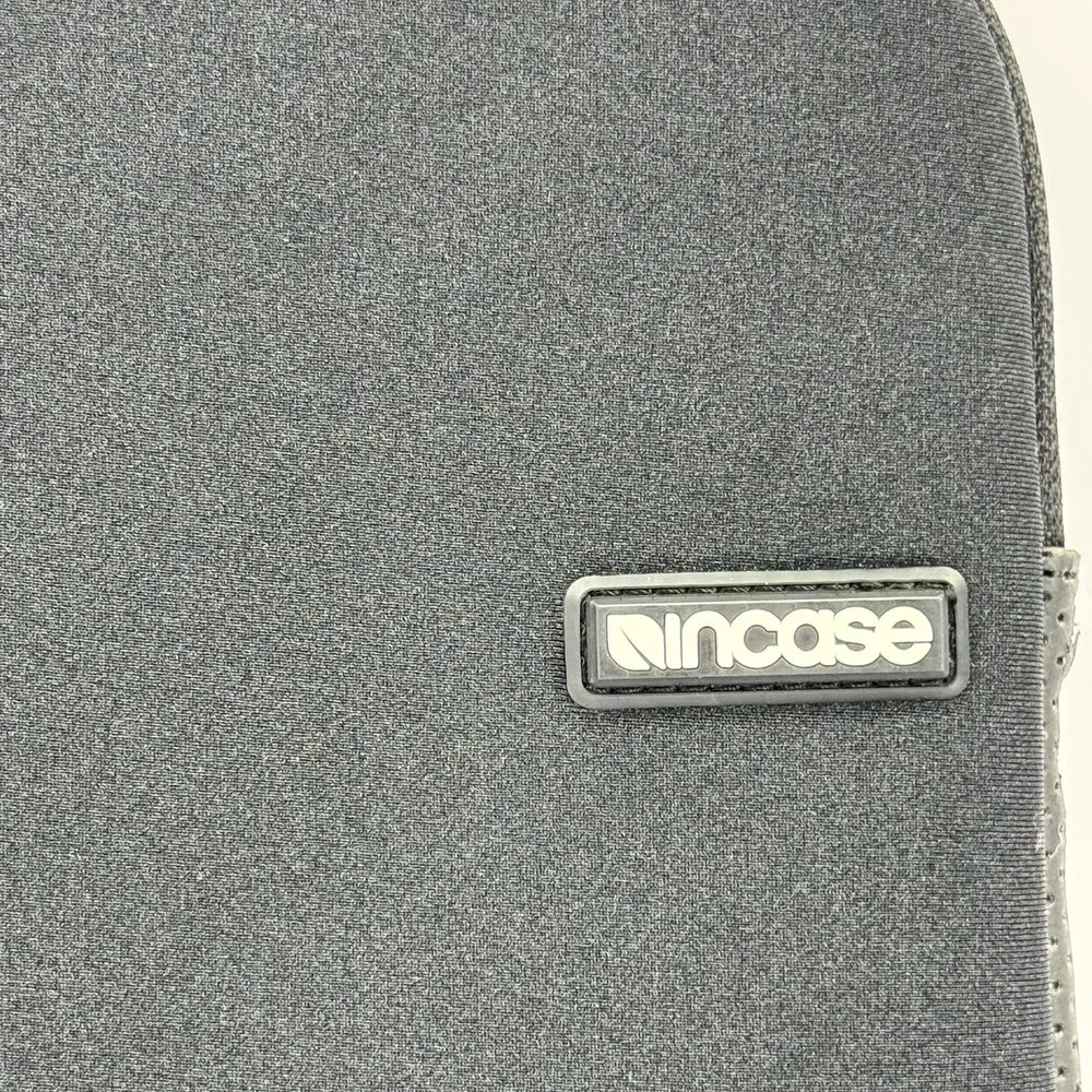 Incase Designs Neoprene Sleeve - Notebook Ipad 11